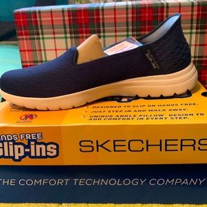 Women’s Skechers Navy Hands Free Slip Ons size 8.5 NWT